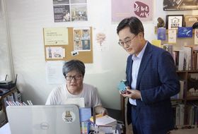 지역서점에서 민생회복 소비쿠폰으로 책 구매한 김동연 경기도지사, "소비쿠폰도 쓰고, 좋아하는 책도 사고 두 배로 기뻐"