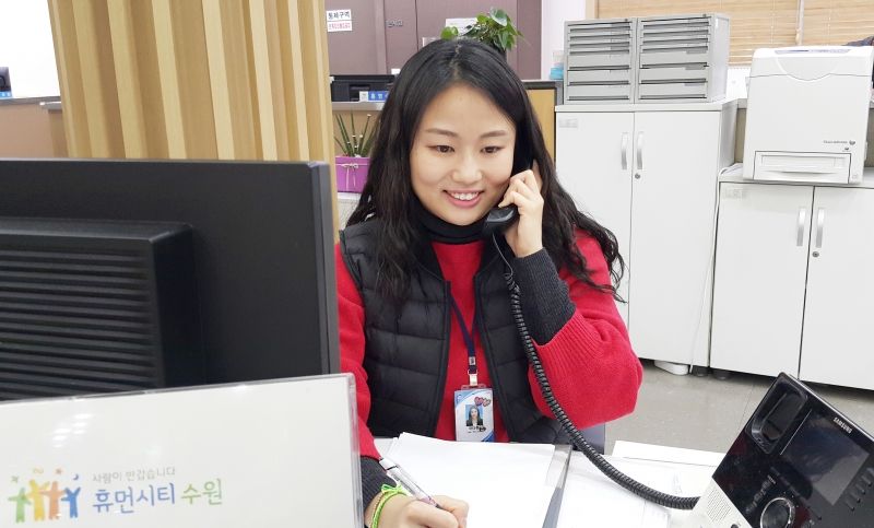 [수원시 시민봉사과 공무원이 전화로 민원을 처리하고 있다.]