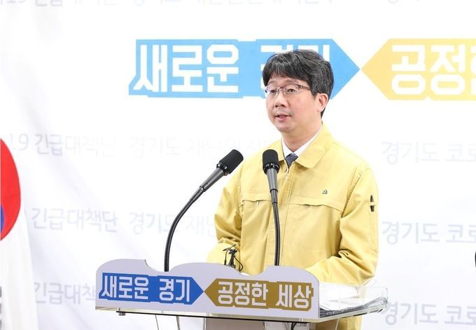 23일 오후 경기도청 브리핑룸에서 임승관 경기도 코로나19 긴급대책단 공동단장(경기도의료원 안성병원장)이 온라인 중계 방식으로 코로나19 긴급대책단 정례브리핑을 하고 있다.