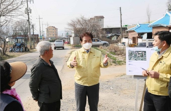 백군기 용인시장이 처인구 유림동 고림14통에서 주민들과 배수관로 정비에 대해 이야기하고 있다.