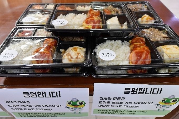 수원시 푸드트럭소상공인연합회가 수원호스텔 이용 의료진에게 제공한 도시락.