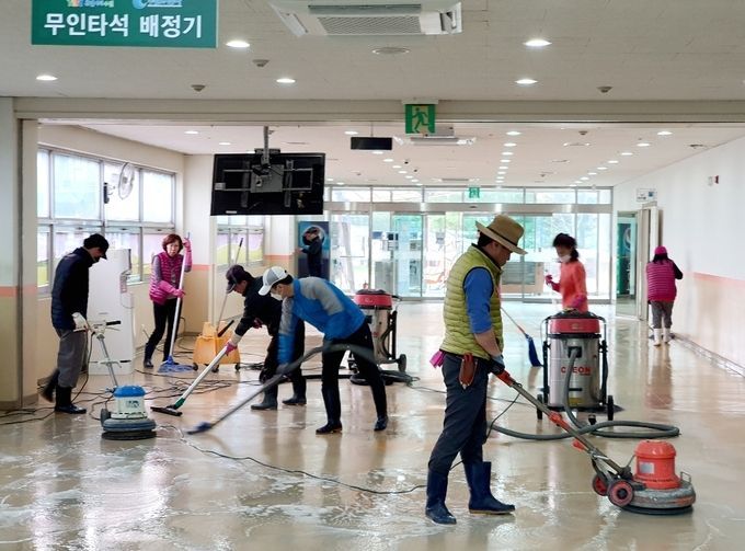 수원도시공사(사장 이부영)가 휴관중인 사업장에 대한 대대적인 정비활동을 벌이고 있는 가운데 지난달 17일 화산체육공원 직원들이 골프연습장 내부 왁싱작업을 벌이고 있다. / 사진=수원도시공사