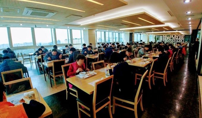 수원시 공직자들이 투명 칸막이가 설치된 구내식당에서 식사하고 있다.