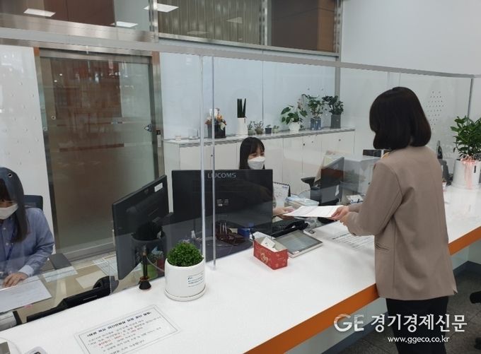 시청 민원여권과에 투명 아크릴 판으로 된 안심 가림막을 설치한 모습 / 사진제공 = 용인시