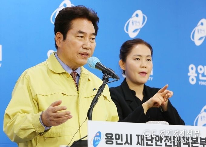 31일 백군기 시장이 페이스북을 통해 시민과의 대화를 진행하는 모습 / 사진제공 = 용인시