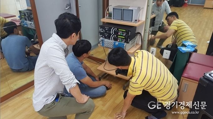 용인문화재단 직원들이 시설을 점검하고 있다.