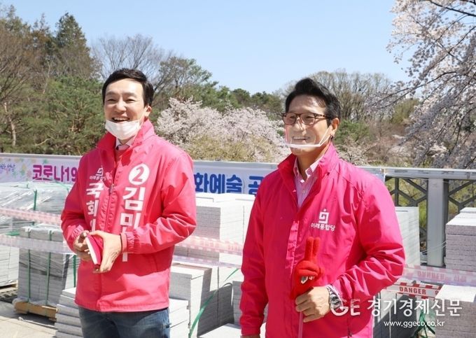 4일 김민수 후보의 지역구인 분당중앙공원을 방문한 정병국위원장이 함께 분당 시민들께 인사를 하고 있다.