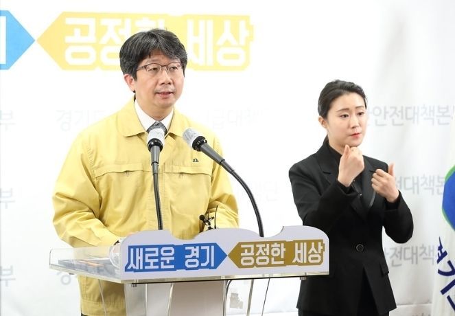 20일 오후 경기도청 브리핑룸에서 임승관 경기도 코로나19 긴급대책단 공동단장(경기도의료원 안성병원장)이 온라인 중계 방식으로 코로나19 긴급대책단 정례브리핑을 하고 있다.