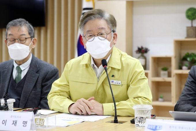 20일 오후 경기도청 상황실에서 열린 코로나19 중증환자 병상지원 민간 종합병원장 간담회에서 이재명 경기도지사가 인사말을 하고 있다.