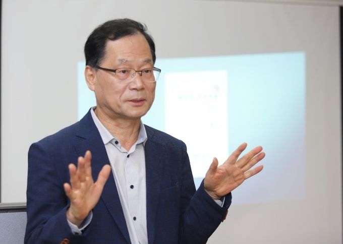 (사)경기인터넷언론인협회 기자들을 상대로 강의하고 있는 이강석 강사