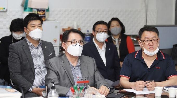 (사)경기인터넷언론인협회 기자들이 이강석 강사의 강의를 경청하고 있다.