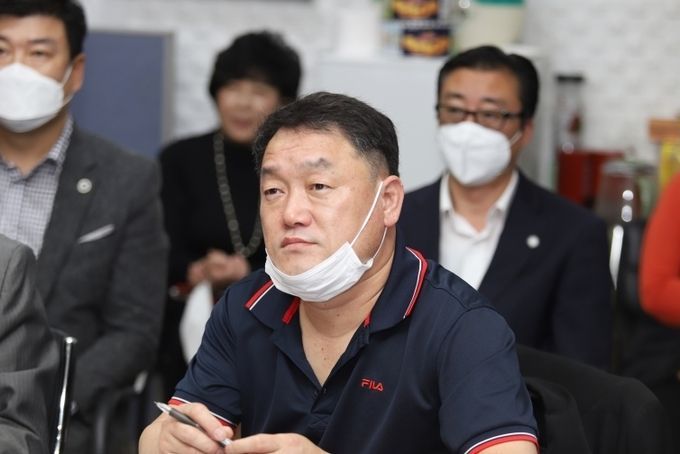 (사)경기인터넷언론인협회 기자들이 이강석 강사의 강의를 경청하고 있다.