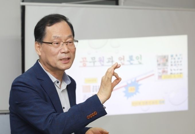 39년 공직 근무 중 11년6개월간 경기도청 공보실 근무 후 퇴직한 이강석 강사가 15일 (사)경기인터넷언론인협회 회원들을 상대로 “공무원의 인터넷 언론에 대한 인식의 이해”에 대한 강의를 진행하고 있다. 