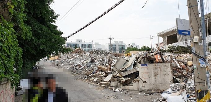 사람이 통행하는 도로변 철거작업이 이루어졌는데, 가림막 또는 펜스가 설치된 흔적이 없이 방치돼 있다.