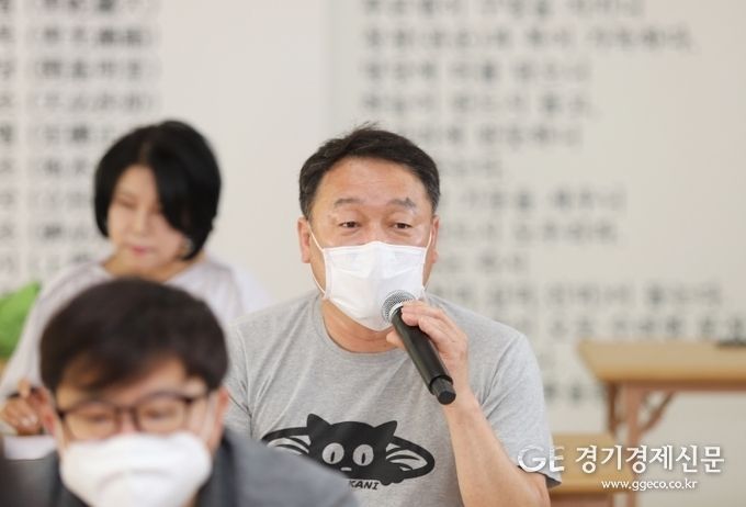 손수호 교수와 질의응답을 하고 있는 (사)경기인터넷언론인협회 소속 기자