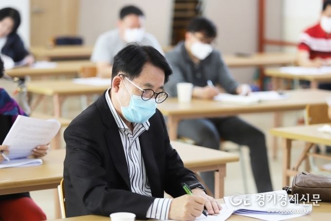 (사)경기인터넷언론인협회 소속 기자들이 “인터뷰 기법”에 대한 강의를 듣고 기사의 문제점을 분석하고 있다.
