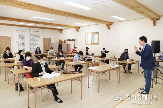 29일 진위향교에서 진행된 (사)경기인터넷언론인협회 직무강화 교육모습