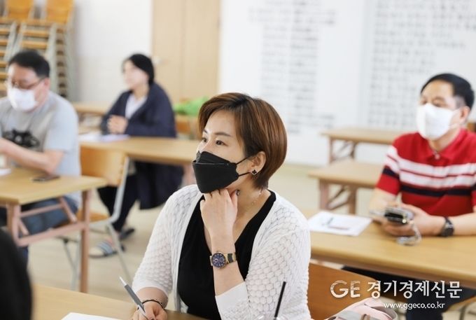 손수호 교수의 인터뷰 기법 강의를 듣고 있는 모습