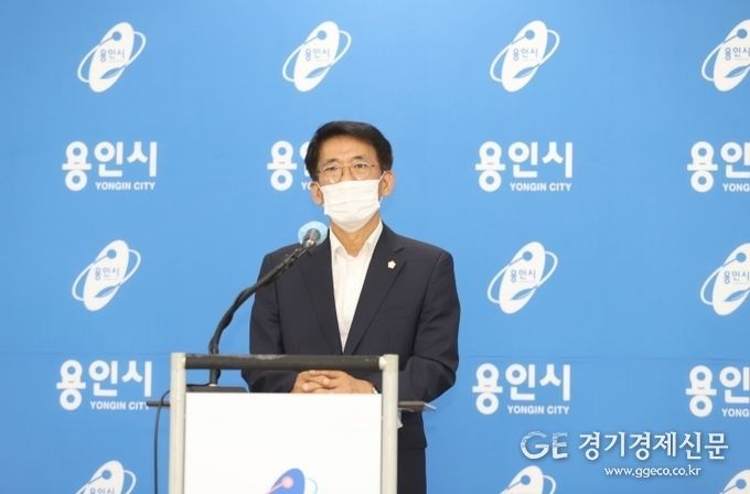 용인시의회 김기준 의원이 용인 의정감시단이 제기하고 있는 자신의 아파트 불법 증축 등의 문제에 대한 입장을 밝히고 있다.