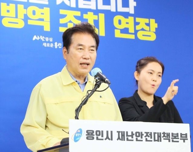 백군기 용인시장이 16일 페이스북 라이브 방송으로 시민들과 소통하고 있다.
