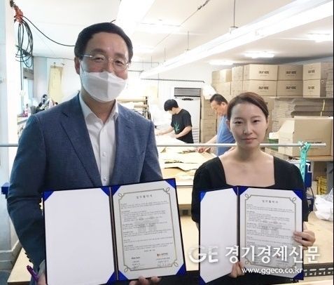 위드인 정기열 후원회장과 오케이히얼 황선애 대표가 업무협약식을 체결했다.