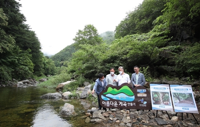 깨끗해진 연인산 용추계곡을 찾은 이재명지사.