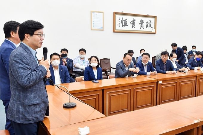 염태영 더불어민주당 최고위원 후보가 31일 부산광역시의회에서 광역·기초의원 및 부산시당 청년, 여성위원회와 정책토론회를 갖고 현안 및 국가균형발전에 대한 의견을 나누고 있다. 