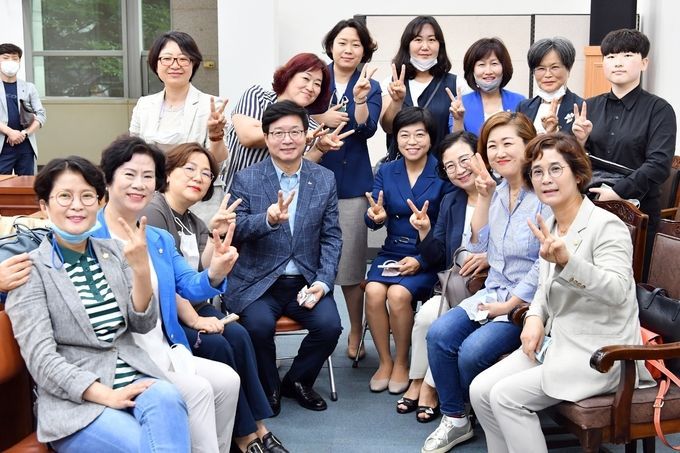 염태영 더불어민주당 최고위원 후보가 31일 김해시 한 식당에서 김해시 갑, 을 지역 시의원·대의원과 정책토론회를 갖고 기념촬영을 하고 있다.