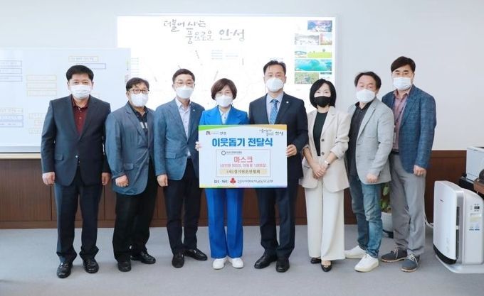  (사)경기언론인협회는 15일 안성시에 마스크 1500매를 전달하고 참석자들이 기념촬영을 하고 있다.