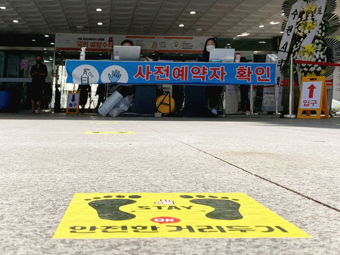 수원도시공사가 코로나19 확산저지를 위해 수원시연화장 내 추모의 집의 사전 방문예약과 일일 방문객을 1천800명으로 제한하는 방역대책을 수립, 다음 달 15일까지 시행한다. 사진은 지난 20일 사전예약자 확인부스가 설치된 추모의 집 정문 전경. (사진=수원도시공사 제공)
