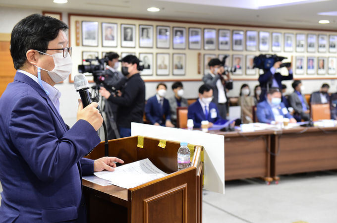 염태영 시장이 개회사를 하고 있다.
