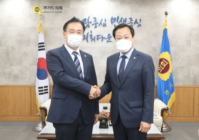 (사)경기언론인협회 박종명 회장(좌), 경기도의회 장현국 의장(우)