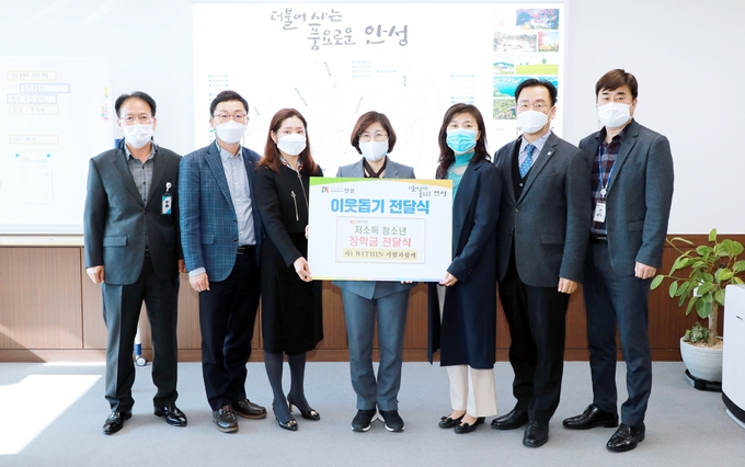 지난 11일 (사) ‘위드인 사람과함께’ 유서진 대표와 임소영 부회장, (사)경기언론인협회 박종명 회장과 방재영 특별분과위원장이 김보라 안성시장과 기념촬영을 하고 있다.