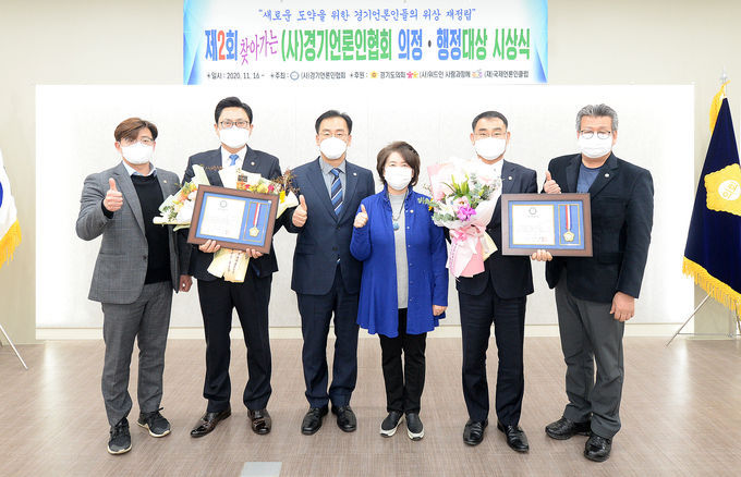 조인연 파주시의회 부의장이 17일 (사)경기언론인협회 의정대상을 수상하고 한양수 의장을 비롯한 동료의원들의 축하를 받으며 함께 기념촬영을 하고 있다.