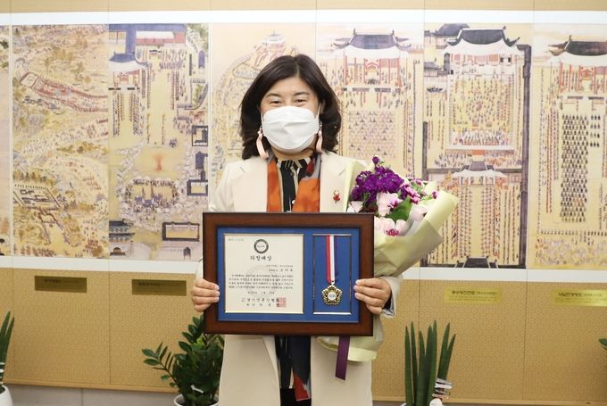 제2회 (사)경기언론인협회 찾아가는 의정대상을 수상한 조미옥 의원