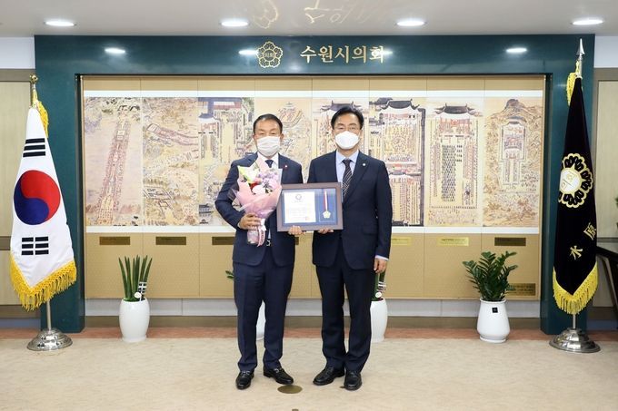 수원시의회 조문경 의원이 18일 (사)경기언론인협회 박종명 회장으로부터 기초의원 부문 의정대상을 수상하고 있다.