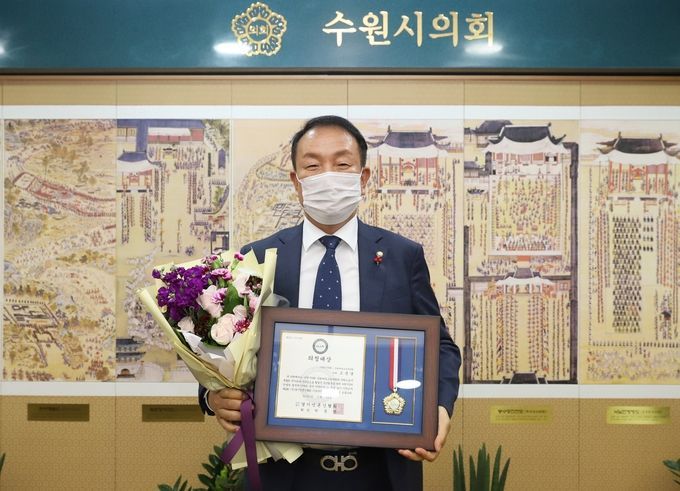 제2회 (사)경기언론인협회 찾아가는 의정대상을 수상한 조문경 의원