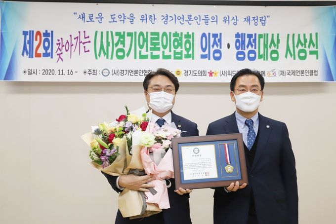 경기도의회 운영위원회 및 교육행정위원회 박성훈 의원이 23일 (사)경기언론인협회 박종명 회장으로부터 광역의원부문 의정대상을 수상하고 있다.