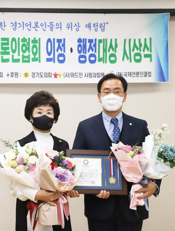 경기도의회 교육기획위원회 황진희<strong> 부위원장</strong>이 23일 (사)경기언론인협회 박종명 회장으로부터 광역의원부문 의정대상을 수상하고 있다.