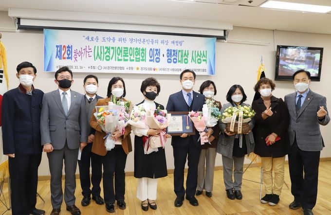 경기도의회 교육기획위원회 황진희 부위원장이 23일 (사)경기언론인협회 의정대상을 수상하고 경기도의회 더불어민주당 박근철 당대표, 정윤경 교육기획위원장 등 관계직원들로부터 축하 꽃다발을 받고 함께 기념촬영을 하고 있다.