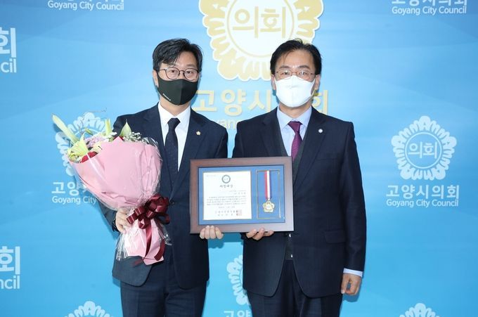 고양시의회 김수환 의원(더불어민주당)이 3일 (사)경기언론인협회 박종명 회장으로부터 '기초의원부문 의정대상'을 수상하고 있다.