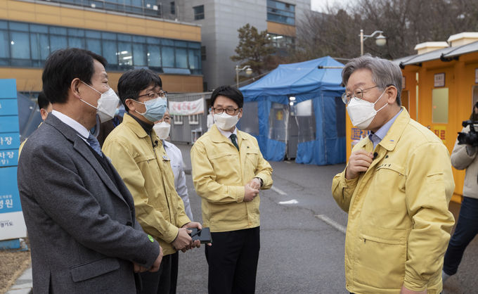 13일 오후 경기도의료원 파주병원에서 이재명 경기도지사, 정일용 경기도의료원장, 추원오 경기도의료원 파주병원장, 김준형 경기도의료원 파주병원 진료부장, 임승관 코로나19 긴급 대책단 공동단장이 참여한 가운데 경기도의료원 파주병원(코로나19 감염병전담병원) 현장 방문을 하였다.