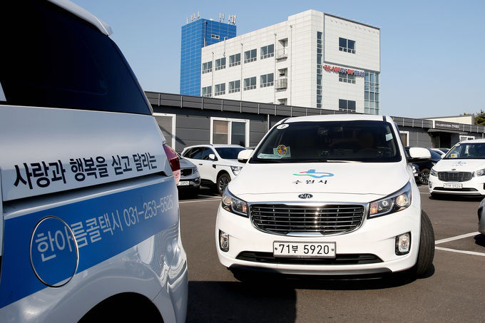 수원도시공사는 교통약자 특별교통수단 종사자 전원(160명)에 대한 코로나19 검사를 한 결과 모두 음성 판정을 받았다고 17일 밝혔다. 사진은 운행에 나서는 교통약자 차량. / 사진=수원도시공사 제공