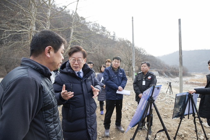 연천 아미천 정비현장에서 불법시설물 철거와 복원 현황에 대해 지역주민에게 설명중인 이재명 지사.