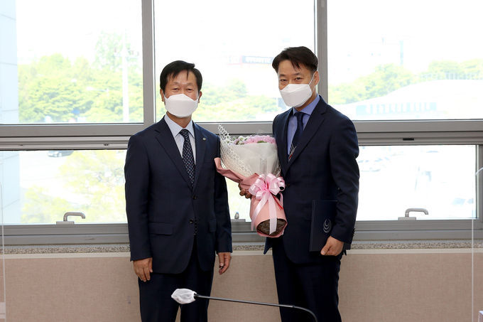 3일 오전 더함파크 중회의실에서 열린 신임 경영기획본부장 취임식에서 이상후 사장(사진 왼쪽)과 유인형 신임 경영기획본부장이 기념촬영을 하고 있다. / 사진=수원도시공사 제공