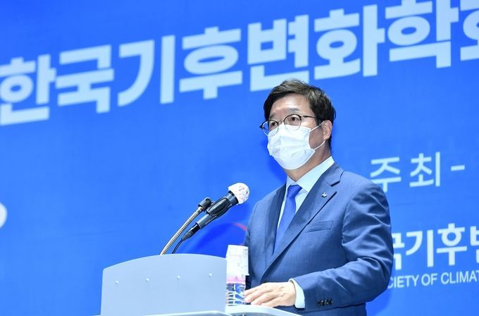 17일 수원컨벤션센터에서 열린 한국기후변화학회 2021년 상반기 학술대회 총회에서 염태영 수원시장이 환영사를 하고 있다