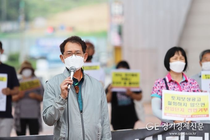 한상영 반도체 클러스터 연합비상대책위원회 위원장이 28일 백군기 용인시장에게 산업단지 전면취소를 요구하고 있다.