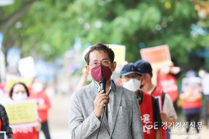 한상영 용인시 반도체 클러스터 연합비상대책위원장이 5일 경기도청 앞에서 진행된 집회에서 '산업단지 조성 전면 취소하라'는 연설을 하고 있다.