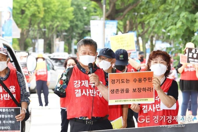 정동만 연합비상대책위원회 부회장겸 원삼면지역발전회장이 강제수용 주민들의 고통에 대해 찬조연설을 하고 있다.
