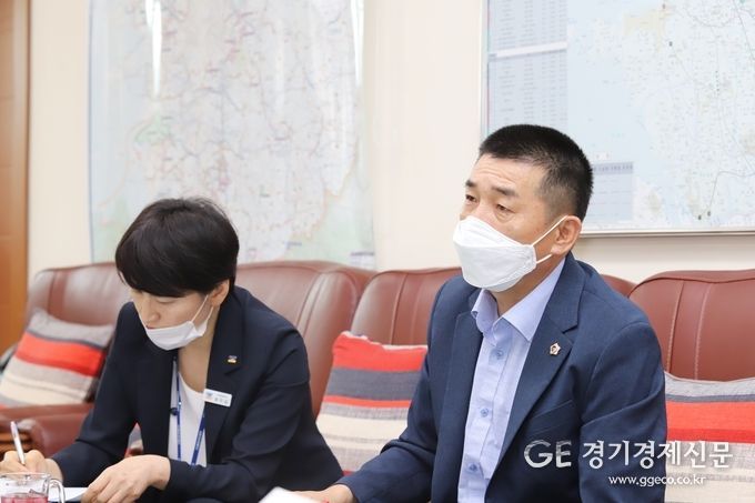 경기도의회 엄교섭 의원은 용인시와 SK하이닉스에서 수용주민들 요구조건이 반영될 수 있도록 끝까지 함께하며 최선의 노력을 다하겠다는 입장을 밝혔다.
